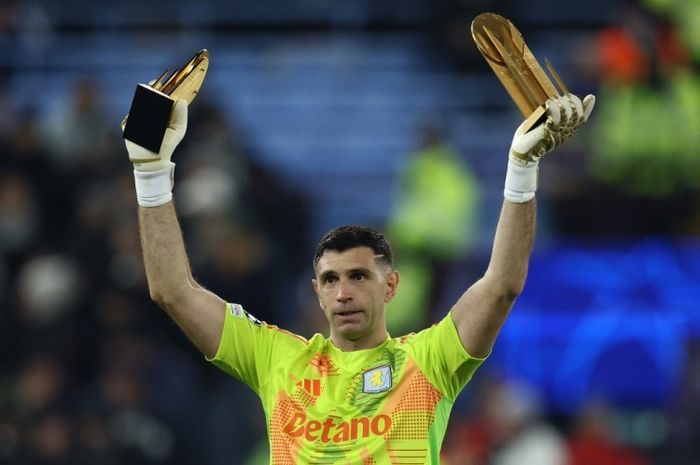 Emiliano Martinez memamerkan penghargaan Yashin Trophy sebelum laga melawan Juventus.