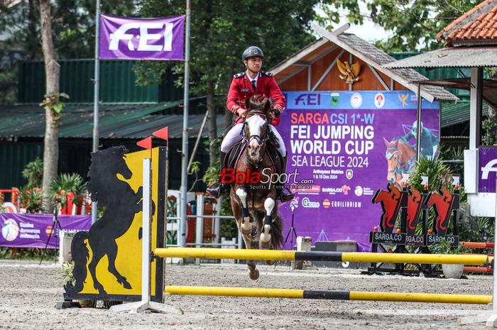 Salah satu atlet asal Indonesia sedang berlatih jelang Kejuaraan Equestrian Longing FEI World Cup 2024 zona Asia Tenggara di Arthayasa, Depok, Jawa Barat, Jumat (29/11/2024).