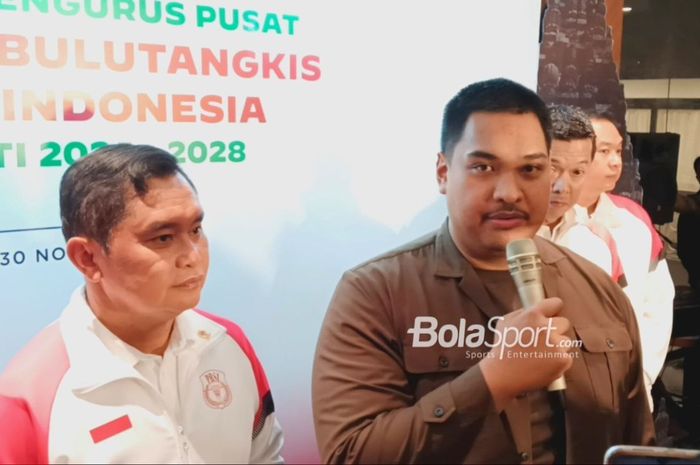 Ketua Umum PP PBSI, Fadil Imran, dan Menteri Pemuda dan Olahraga RI, Dito Ariotedjo, saat menemui awak media setelah acara pelantikan Pengurus Pusat PBSI di Hotel Royal Ambarukmo, Yogyakarta, 30 November 2024.