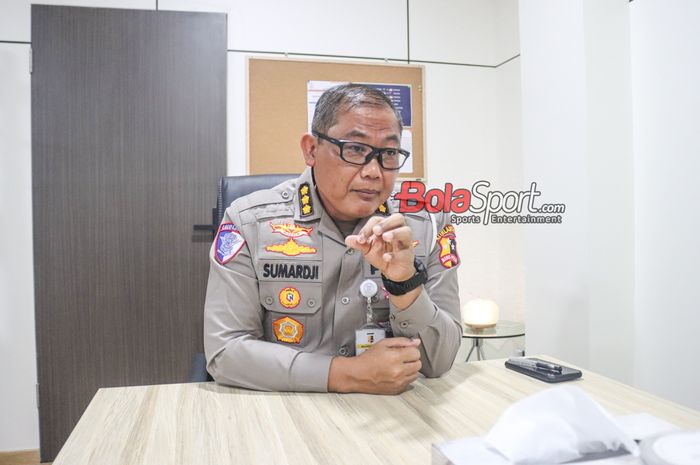 Kepala Badan Tim Nasional sekaligus Anggota Komite Eksekutif PSSI, Sumardji, saat diwawancara bersama BolaSport.com di Korlantas Polri, Pancoran, Jakarta, Senin (2/12/2024).