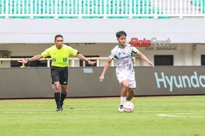 Penyerang PSS Sleman, Hokky Caraka (kanan), sedang menguasai bola saat berlaga di Stadion Pakansari, Bogor, Jawa Barat, Selasa (3/12/2024).