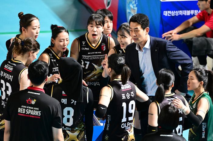 Pelatih Daejeon JungKwanJang Red Sparks, Ko Hee-jin, sedang memberikan intruksi kepada anak asuhnya pada laga Liga Voli Korea, Rabu, 4 Desember 2024