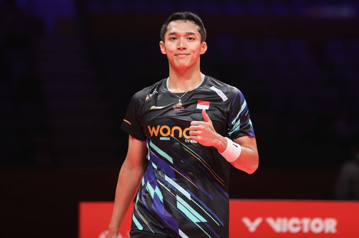 Pebulu tangkis tunggal putra Indonesia, Jonatan Christie, berpose setelah memenangi laga kedua Grup B BWF World Tour Finals 2024 di Hangzhou Olympic Sports Centre Gymnasium, Kamis (12/12/2024).