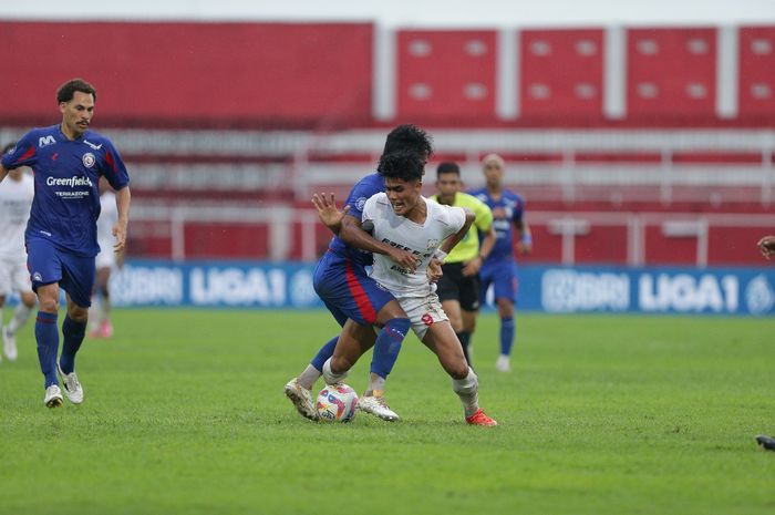 Arema FC mengalahkan Persis Solo pada pekan ke-14 Liga 1 2024-2025 di Stadion Soepriadi, Blitar, Kamis (12/12/2024).