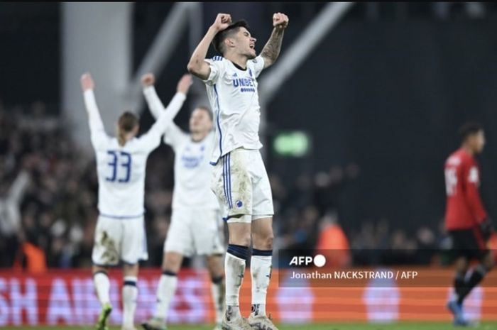 Bek timnas Indonesia, Kevin Diks, saat merayakan kemenangan FC Copenhagen. Diks mencetak gol penalti lagi saat menghadapi Hearts di laga UEFA Conference League (12/12/2024).