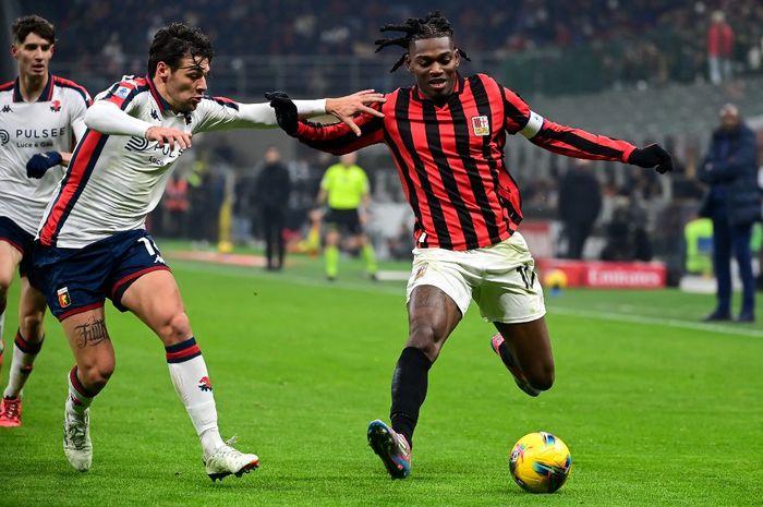 Winger AC Milan, Rafael Leao, beraksi dalam laga melawan Genoa pada giornata ke-16 Liga Italia 2024-2025 di Stadion San Siro, Minggu (15/12/2024).