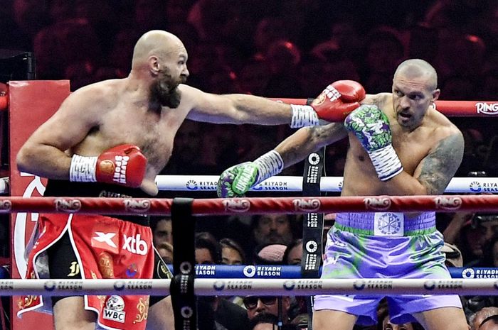 Duel tinju ketiga antara Tyson Fury (kiri) dan Oleksandr Usyk (kanan) dinilai sudah tak diinginkan para penggila tarung.