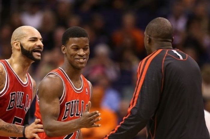 Pada 3 Januari 2016, Jimmy Butler (tengah) mematahkan rekor Chicago Bulls milik Michael Jordan, yang kemudian digosipkan sebagai ayahnya.