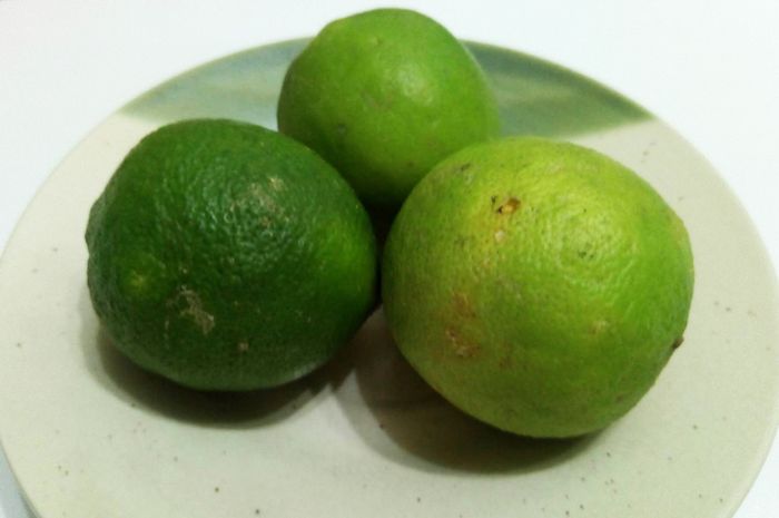 Jeruk Nipis: Buah Hijau Kecil yang Kaya Vitamin C dan Antioksidan