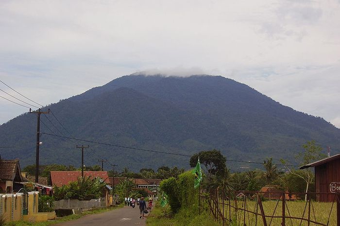 Gunung Karang, Tempat Mendaki dan Berziarah Bobo