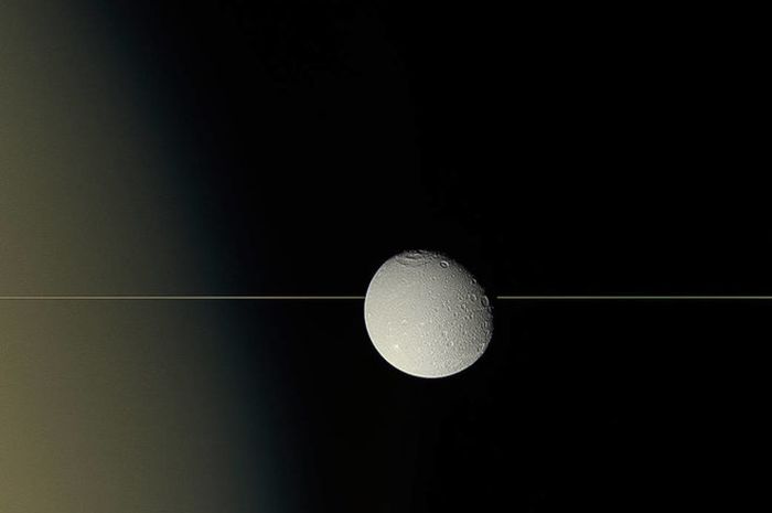 Dione, Satelit Saturnus yang Diduga Mengandung Air Bobo