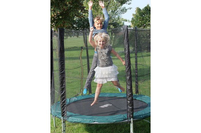 Bukan Cuma Melompat Saja, Kita Juga Bisa Lakukan Aktivitas Ini di Atas