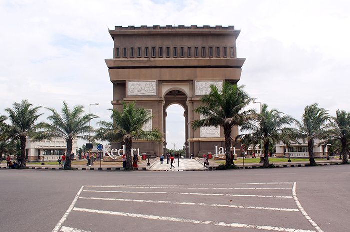Simpang Lima Gumul, Arc de Triomphe Kediri Bobo