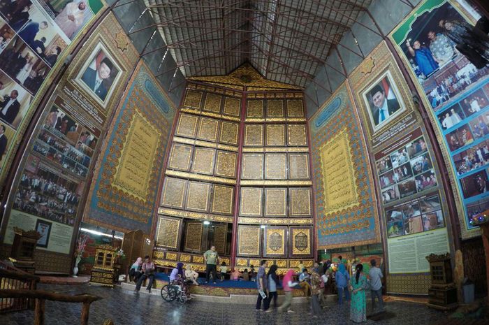 AlQuran Terbesar di Dunia, Ada di Palembang Lo! Bobo