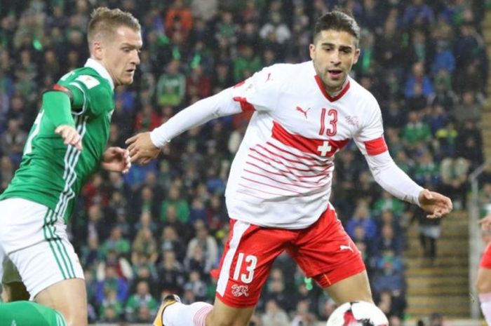 Aksi bek sayap timnas Swiss Ricardo Rodriguez dalam partai play-off Piala Dunia 2018 zona Eropa lawan Irlandia Utara di Windsor Park, Belfast, 9 November 2017,