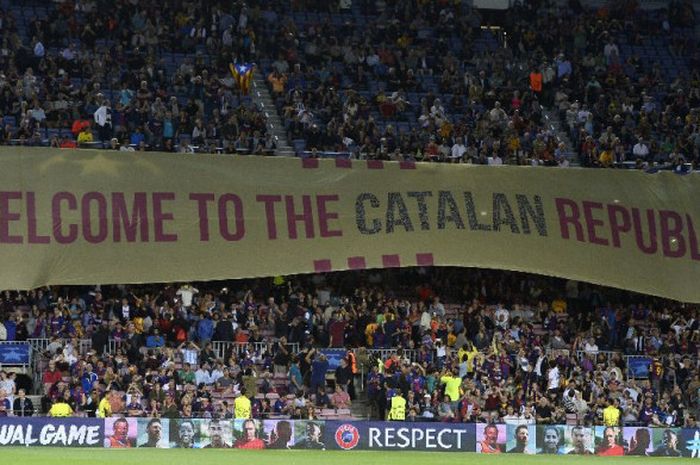 Para suporter Barcelona memasang spanduk pro Catalonia sebelum laga fase grup Liga Champions 2017 kontra Juventus di Stadion Camp Nou, Barcelona, 12 September 2017.