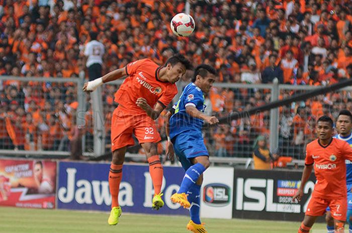 Persija Jakarta versus Persib Bandung di Stadion Gelora Bung Karno, Jakarta.