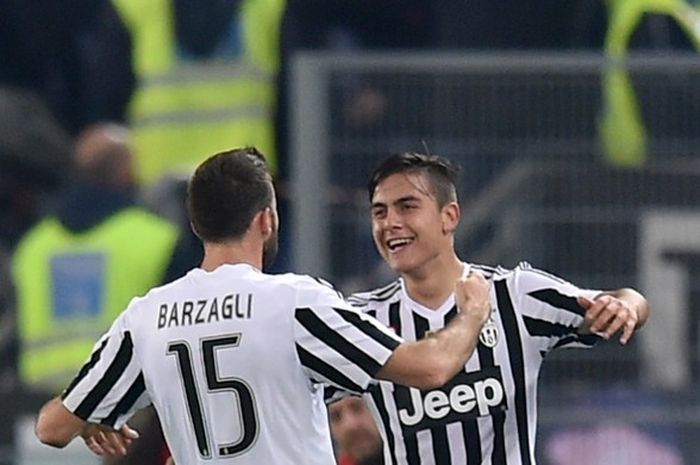  Penyerang Juventus asal Argentina, Paulo Dybala (kanan), melakukan selebrasi bersama bek asal Italia Andrea Barzagli, usai mencetak gol ke gawang Lazio pada laga Serie A di Olimpico, Jumat (4/12/2015). 