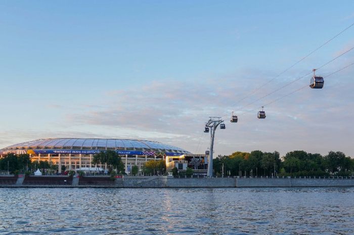 Keindahan Sungai Moskwa. Beberapa arsitektur utama kota Moskwa yang bisa dilihat jika menyusuri sungai itu adalah Stadion Luzhniki, Taman Gorky, Lomonosov Moscow State University, hingga Kremlin.