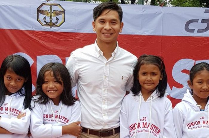 Petenis Indonesia, Christopher Benjamin Rungkat, berpose dengan anak-anak yang tergabung dalam Christopher Benjamin Rungkat Foundation.