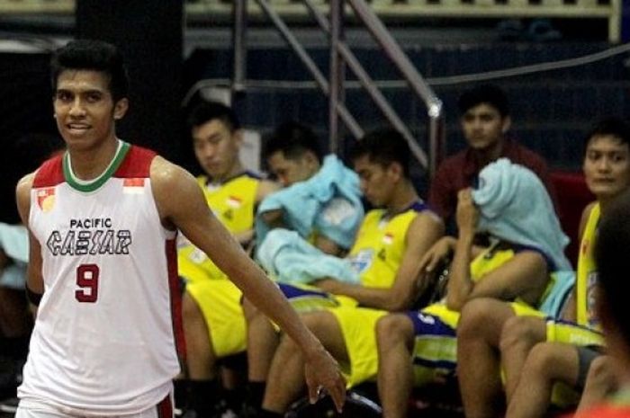 Yerikho Tuasela tampil istimewa saat Pacific Caesar Surabaya menang, 75-58, atas Satya Wacana Salati