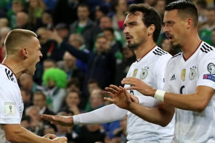 Penyerang timnas Jerman, Sandro Wagner (kanan), merayakan gol bersama Mats Hummels (tengah) dan Joshua Kimmich dalam partai Kualifikasi Piala Dunia 2018 lawan Irlandia Utara di Windsor Park, Belfast, 5 Oktober 2017.