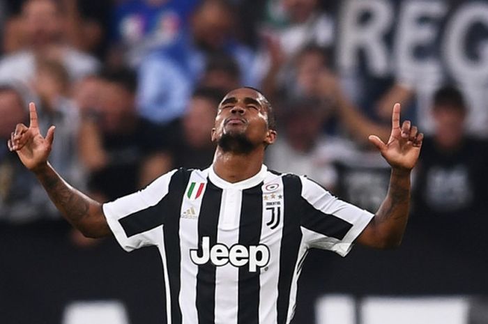 Pemain sayap Juventus, Douglas Costa, melakukan selebrasi setelah mencetak gol ke gawang Lazio di laga lanjutan Liga Italia di Allianz Stadium pada 14 Oktober 2017.