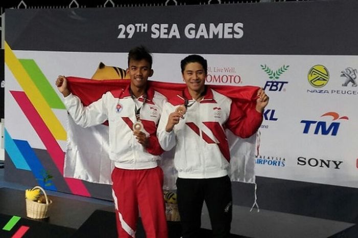 Perenang putra nasional, Triady Fauzi Sidik (kiri) dan Glenn Victor Sutanto, berpose dengan medali perak dan perunggu yang didapat dari nomor 100 meter gaya kupu-kupu SEA Games 2017 di National Aquatic Centre, KL Sports, Bukit Jalil, Rabu (23/8/2017),