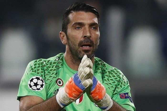  Penjaga gawang Juventus, Gianluigi Buffon, melakoni laga ke-100 di Liga Champions, saat menghadapi Olympique Lyon di Stadion Juventus, Rabu (2/11/2016) waktu setempat. 