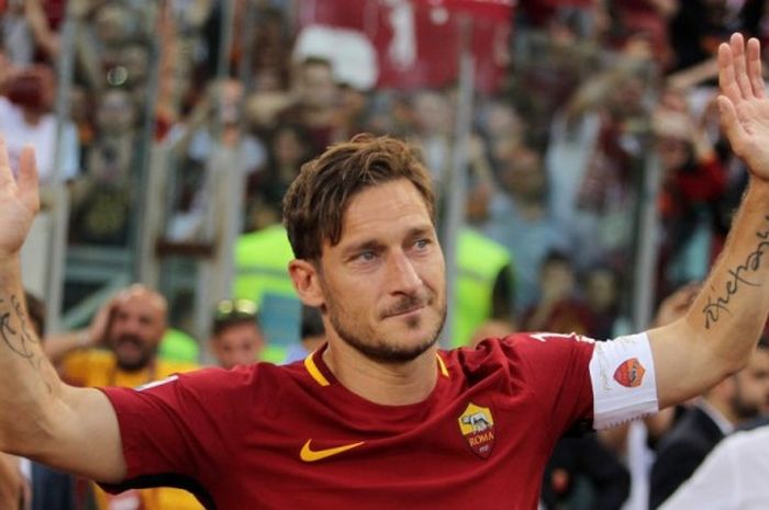 Kapten AS Roma, Francesco Totti, menyapa penggemar seusai pertandingan Serie A kontra Genoa di Stadion Olimpico, Roma, Italia, pada 28 Mei 2017.