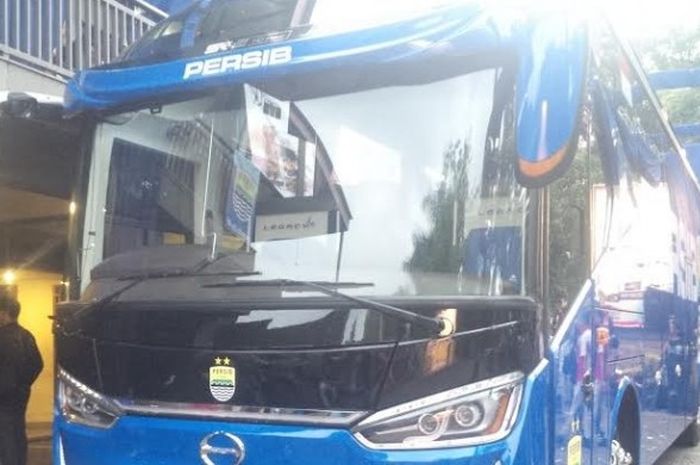 Bus anyar Persib Bandung terparkir di halaman Graha Persib, Jalan Sulanjana, Kota Bandung, Jumat (2/6/2017).