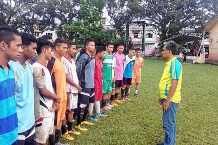 Fityan Hamdy saat memberikan pengarahan ketika seleksi pemain timnas U-19 lalu di lapangan PPLP Sumut.