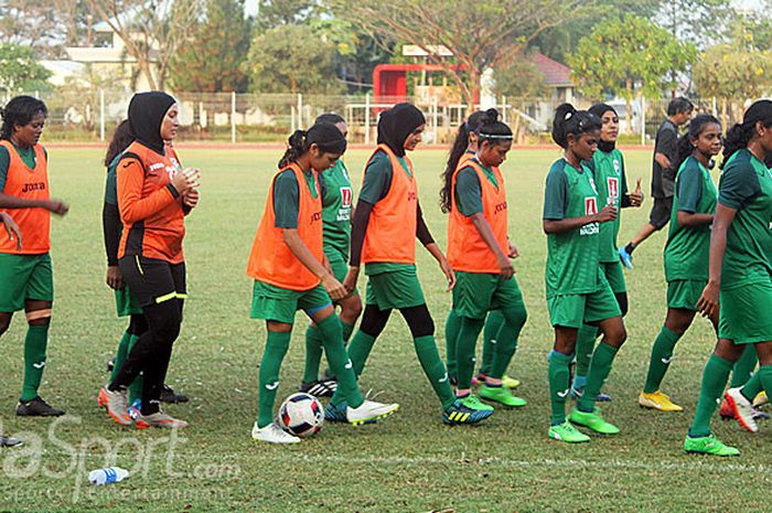 Tim sepak bola wanita Maladewa melakukan latihan ringan di venue atletik Jakabaring Sport City, Rabu (15/7/2018).