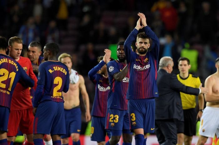  Bek FC Barcelona, Gerard Pique, merayakan kemenangan timnya atas AS Roma dalam laga leg pertama perempat final Liga Champions di Stadion Camp Nou, Barcelona, Spanyol pada 4 April 2018. 