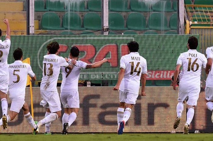 Selebrasi para pemain AC Milan saat merayakan gol Gianluca Lapadula ke gawang Palermo di Stadio Renzo Barbera, Palermo, Italia, pada 6 November 2016.