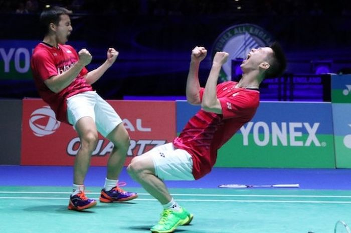  Pasangan ganda putra Indonesia, Marcus Fernaldi Gideon (kiri)/Kevin Sanjaya Sukamuljo, merayakan kemenangan atas pasangan China, Li Junhui/Li Yuchen, pada babak final All England di Barclaycard Arena, Birmingham, Minggu (12/3/2017). 