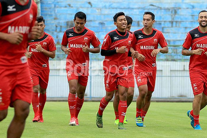 Pemain Madura United mengikuti latihan perdana di Stadion Gelora Bangkalan, Jawa Timur, Minggu (17/12/2107) sore, pasca berakhirnya kompetisi Liga 1.