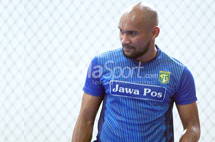 Mantan kiper Bali United, Alfonsius Kelvan, saat berlatih bersama Persebaya Surabaya di lapangan fut