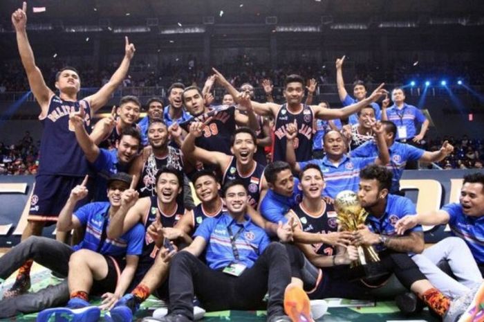 Tim Pelita Jaya EMP Jakarta berfoto dengan trofi juara Indonesian Basketball League (IBL) 2017 yang mereka raih setelah memenangi babak final atas Satria Muda Pertamina Jakarta dengan skor 2-1.