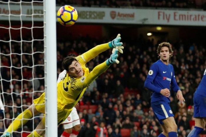 Kiper Chelsea, Thibaut Courtois, gagal menghentikan tembakan bek kanan Arsenal, Hector Bellerin, dalam laga Liga Inggris di Stadion Emirates, London, pada 3 Januari 2018.