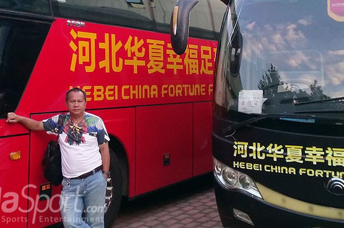 Tim  Hebei China Fortune menggunakan bus mewah sebagai alat transportasi.