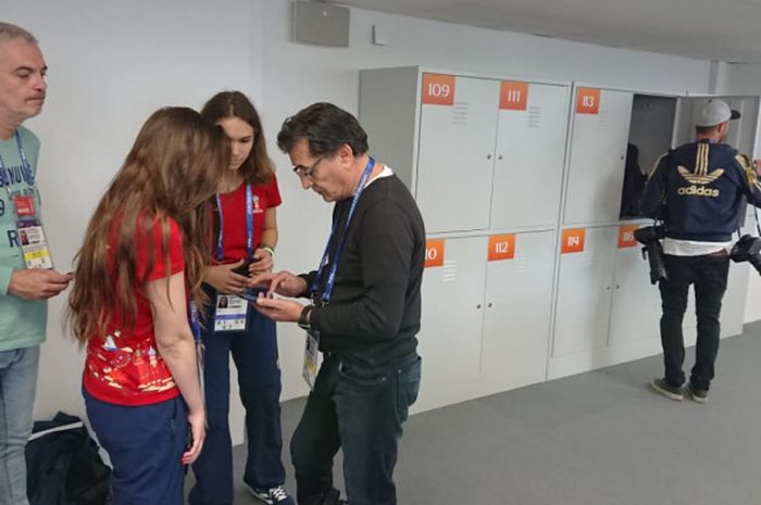 Para volunteer membantu wartawan di Media Center Stadion Luzhniki jelang laga perdana Piala Dunia 2018, Kamis (14/6/2018).