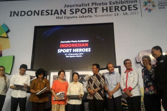 Menteri Pemuda dan Olahraga, Imam Nahrawi (kelima dari kanan) bersama para legenda olahraga Indonesia dalam pembukaan ekahibisi foto jurnalis bertajuk 