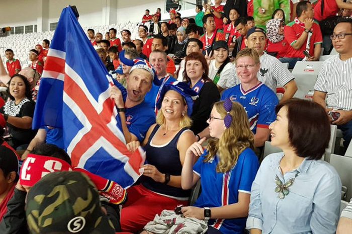 Beberapa suporter Timnas Islandia menonton langsung laga persahabatan kontra Timnas Indonesia di Stadion Utama Gelora Bung Karno (SUGBK), Minggu (14/1/2018).