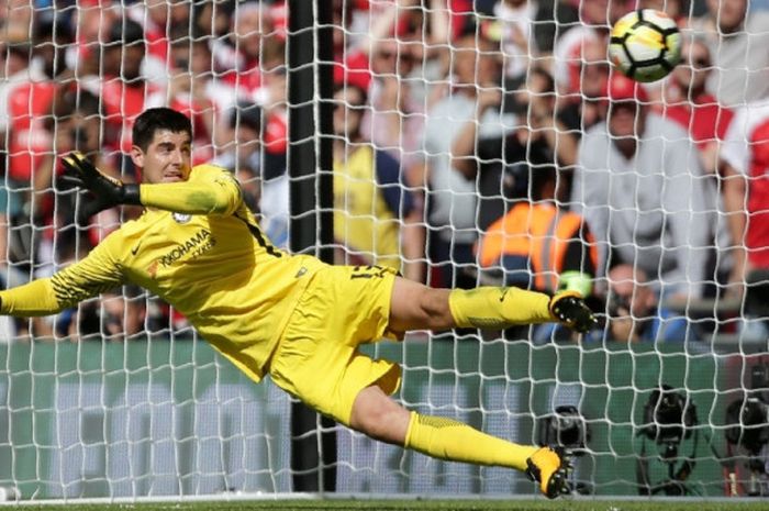 Kiper Chelsea, Thibaut Courtois, melihat bola masuk ke gawangnya setelah dieksekusi pemain Arsenal dalam babak adu penalti ajang Community Shield di Stadion Wembley, London, 6 Agustus 2017.