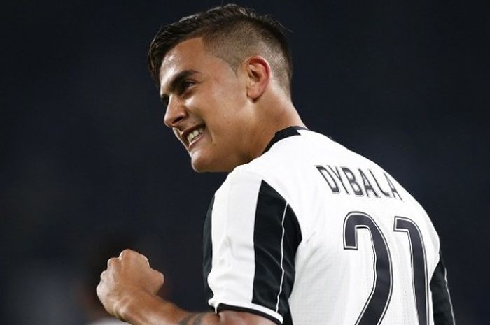 Penyerang Juventus, Paulo Dybala, melakukan selebrasi seusai membobol gawang Udinese, dalam laga Serie A di Stadion Juventus, Sabtu (15/10/2016). 