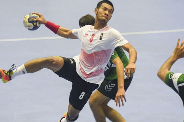 Pemain bola tangan putra Indonesia, Bagas (8) saat berlaga di Asian Games 2018.