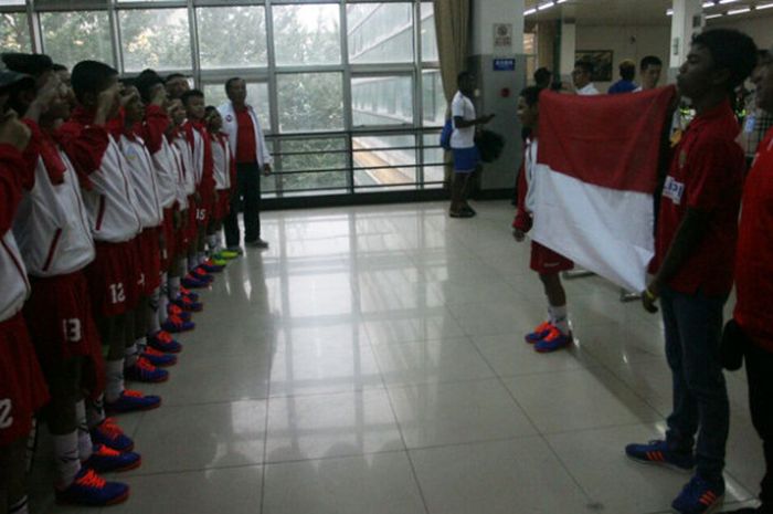 Tim pelajar Indonesia melaksanakan upacara bendera memperingati HUT RI yang ke-72 di Universitas Jiangzhu, Shenyang, China, Kamis (17/8). 