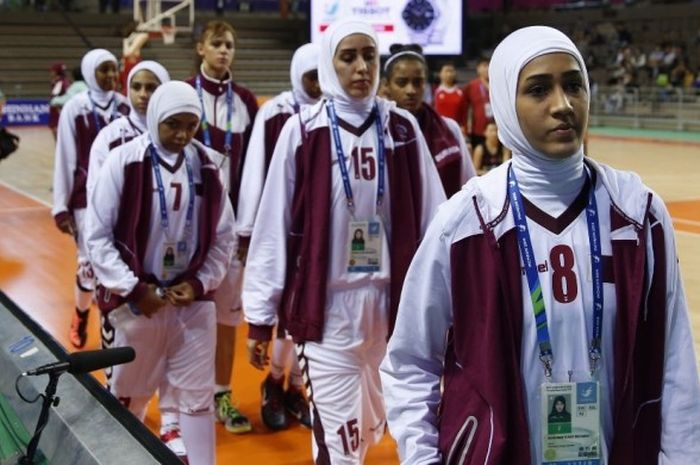 Tim basket putri Qatar meninggalkan lapangan pertandingan setelah gagal mendapat izin pemakaian hijab dari FIBA pada Asian Games Incheon 2014. Tim basket putri Qatar akhirnya memilih mundur dari Asian Games ke-17 tersebut ketimbang melepas hijab mereka.