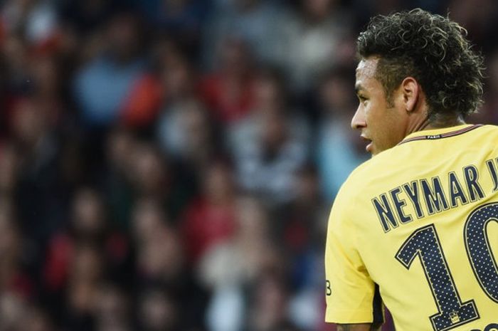 Striker Paris Saint-Germain, Neymar, beraksi dalam laga Liga Prancis kontra En Avant Guingamp di Stadion Roudourou, Guingamp, pada 13 Agustus 2017.